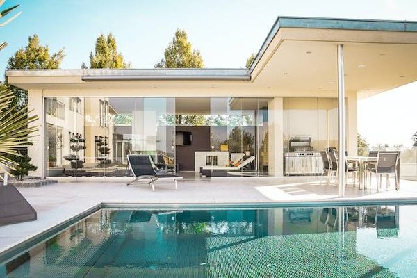 Quels sont les critères à prendre en compte pour réaliser un bon investissement immobilier en achetant une maison d'architecte à La Baule, une station balnéaire de prestige ?
