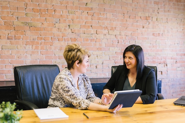 Confier son bien à une agence assure une gestion professionnelle.